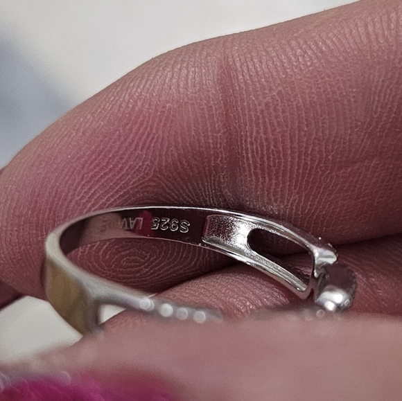 NWOT moissanite band. Size 9 - Picture 2 of 3
